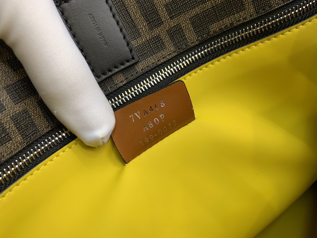 FENDI 双手柄手提袋 拉链内袋 标志性F图案 侧面黄色热封条纹 配有长肩带 百搭款 男女可用 34x36x18cm 8866