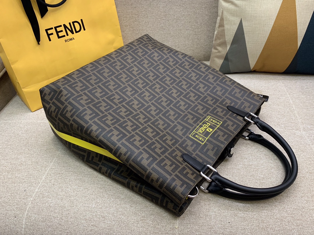 FENDI 双手柄手提袋 拉链内袋 标志性F图案 侧面黄色热封条纹 配有长肩带 百搭款 男女可用 34x36x18cm 8866