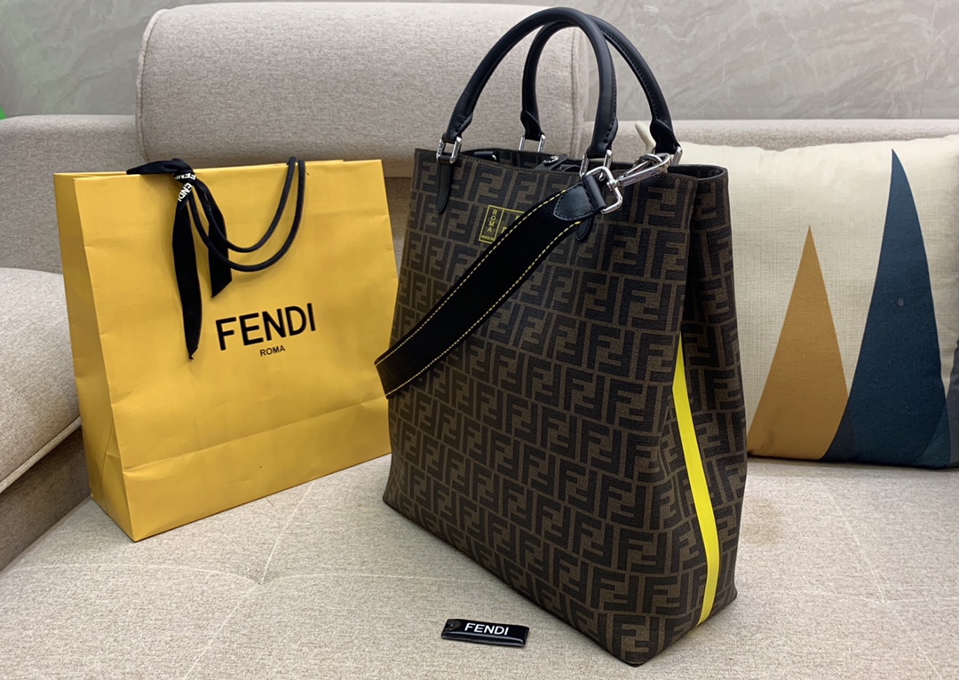 FENDI 双手柄手提袋 拉链内袋 标志性F图案 侧面黄色热封条纹 配有长肩带 百搭款 男女可用 34x36x18cm 8866