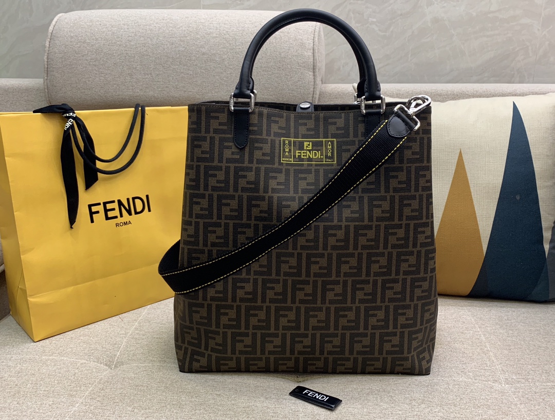 FENDI 双手柄手提袋 拉链内袋 标志性F图案 侧面黄色热封条纹 配有长肩带 百搭款 男女可用 34x36x18cm 8866