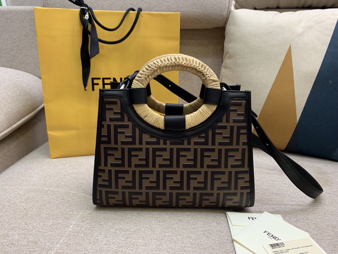FENDI中国官网 现货 RUNAWAY  系列 经典F凸纹包身标志黑色覆盖 镀钯金属饰面 28x21x11cm 9011