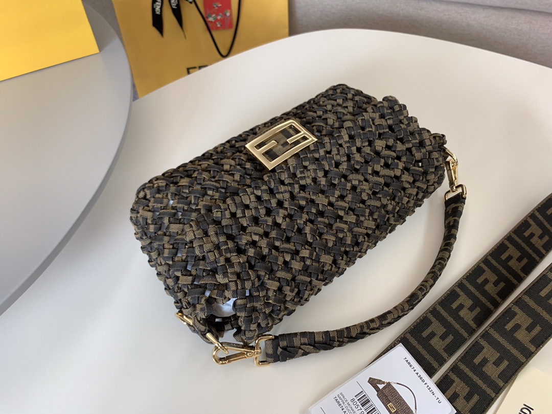 芬迪现货  法棍 经典老花 翻盖设计 配宽带子 布料编织带 26cm