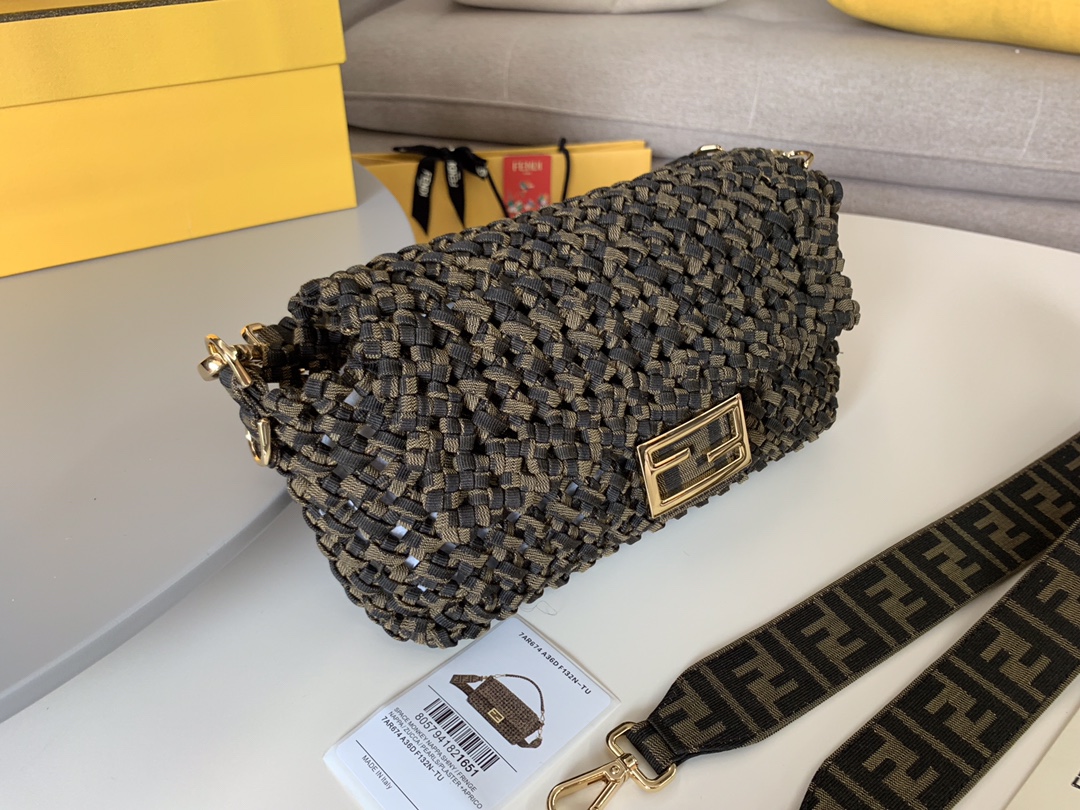 芬迪现货  法棍 经典老花 翻盖设计 配宽带子 布料编织带 26cm