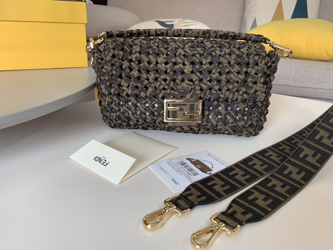 芬迪现货  法棍 经典老花 翻盖设计 配宽带子 布料编织带 26cm