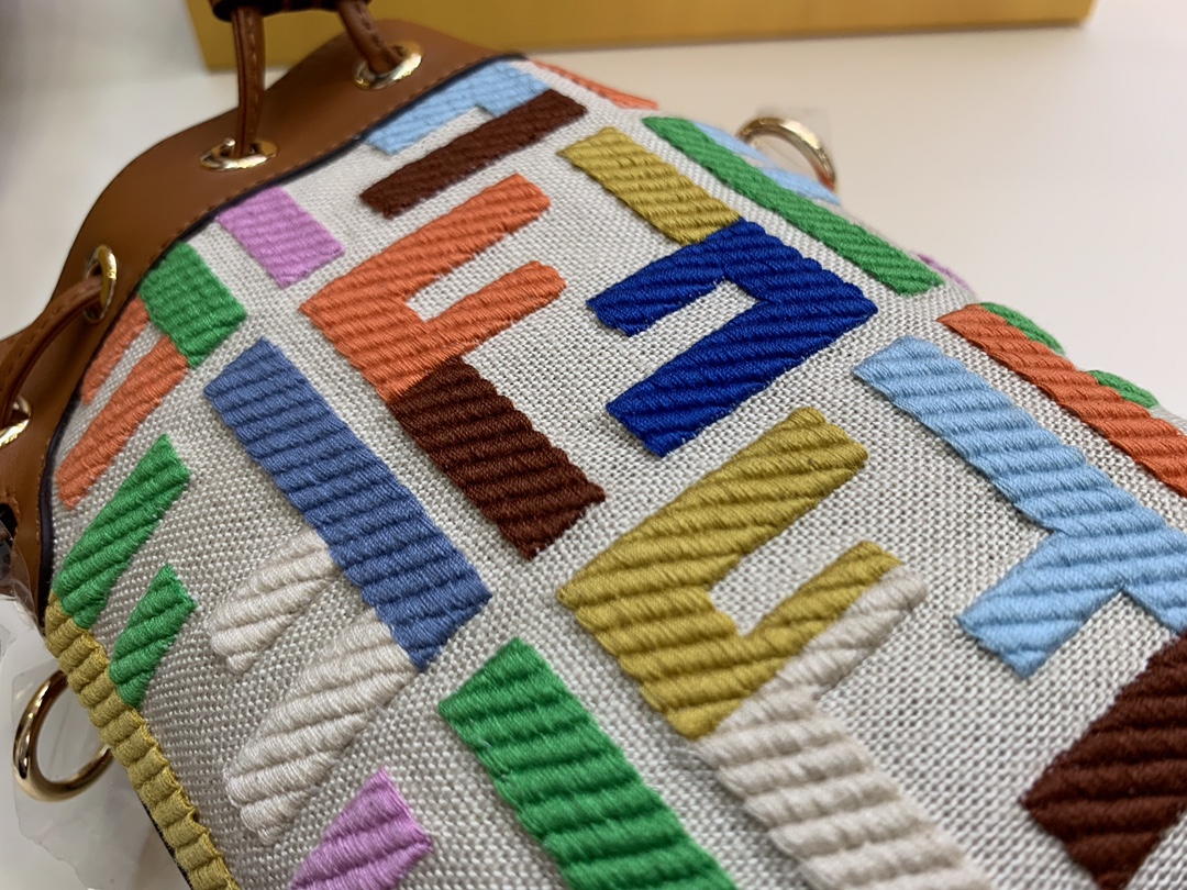芬迪专柜 Mon Tresor mini 最新小水桶 米色帆布材质 拼色刺绣缝线色彩F 图案 高级的色彩搭配 糖果色 18x12x10cm 5538-2