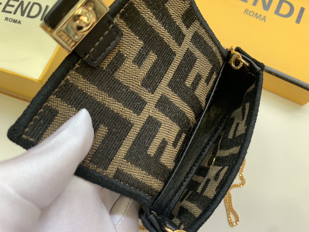 FENDI现货 NANA BAGUETTE 一只行走的小可爱  只能放一只小口红 N种背法 潮人必备 11x6x2.5cm 9920