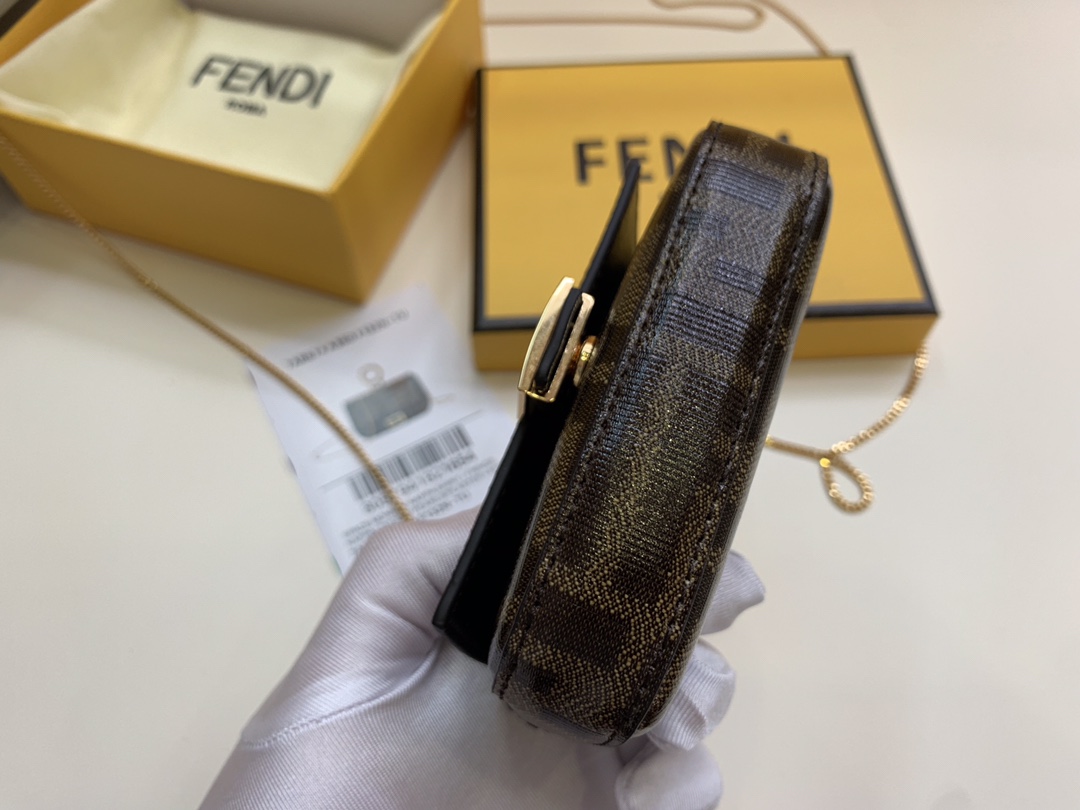 FENDI现货 NANA BAGUETTE 一只行走的小可爱  只能放一只小口红 N种背法 潮人必备 11x6x2.5cm 9920