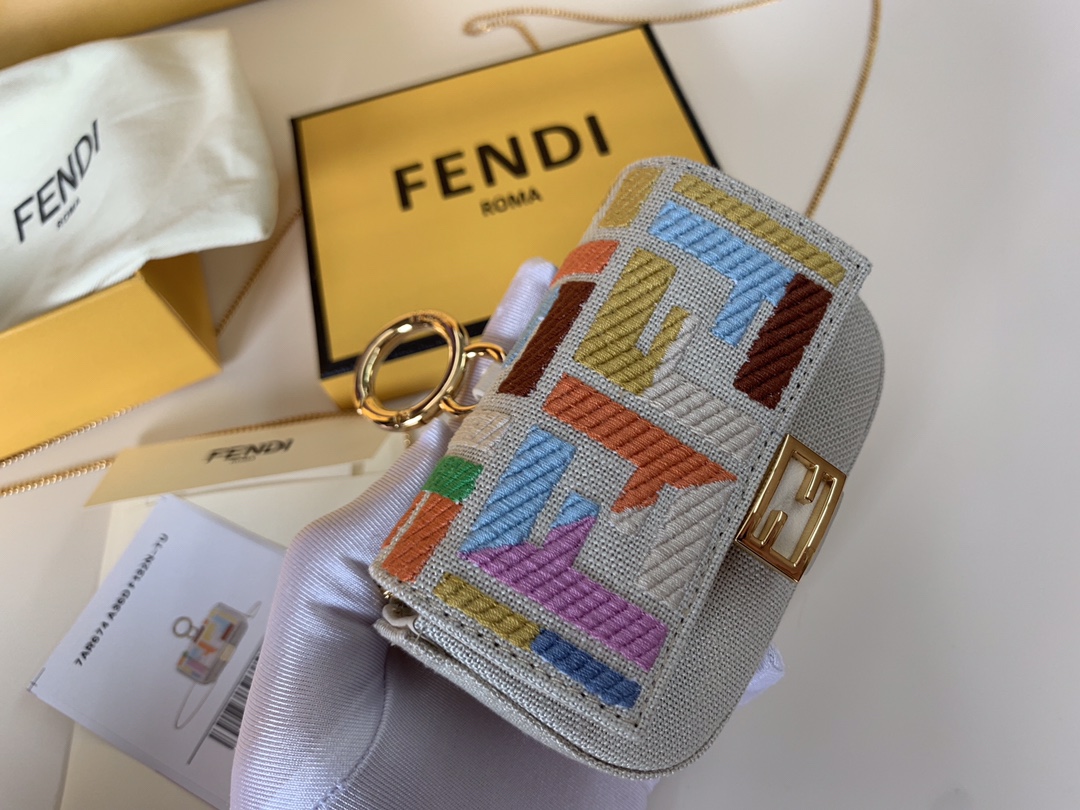 FENDI现货 NANA BAGUETTE 一只行走的小可爱 只能放一只小口红 N种背法 潮人必备 11x6x2.5cm 9920