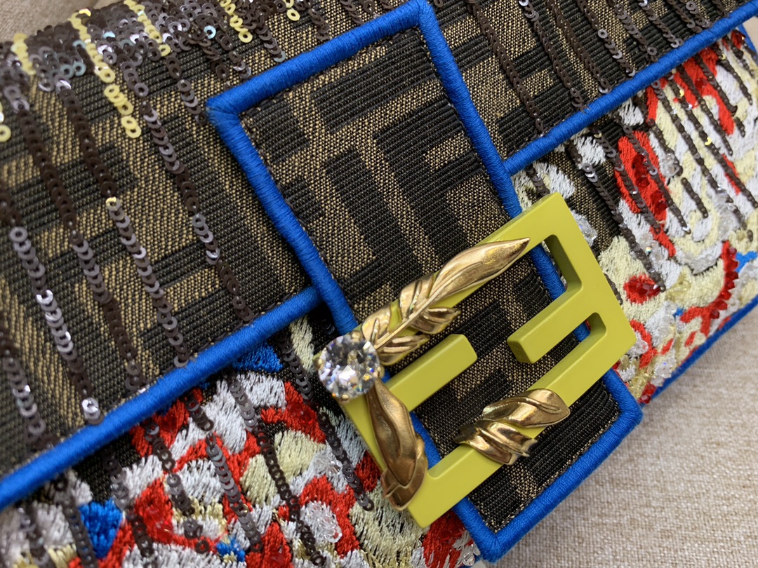 FENDI现货 Baguette 最经典的包款 翻盖设计 内衬配有拉链袋 饰有日落图案缝线刺绣亮片和饰珠 26cm 8012
