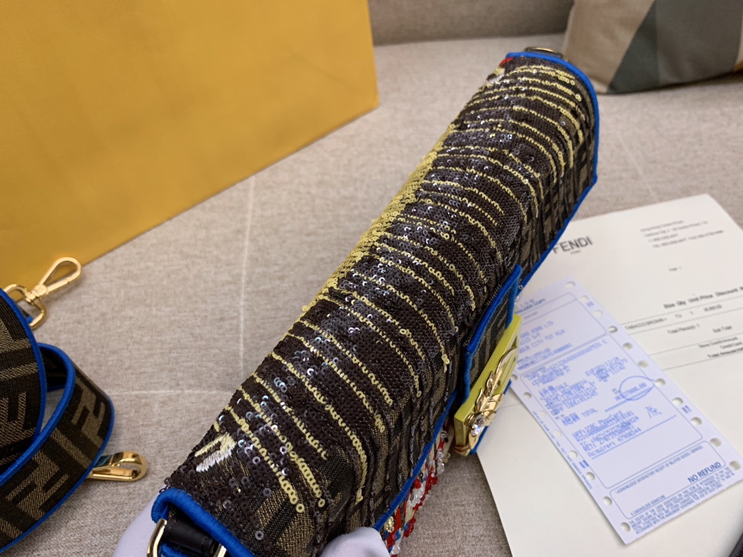 FENDI现货 Baguette 最经典的包款 翻盖设计 内衬配有拉链袋 饰有日落图案缝线刺绣亮片和饰珠 26cm 8012