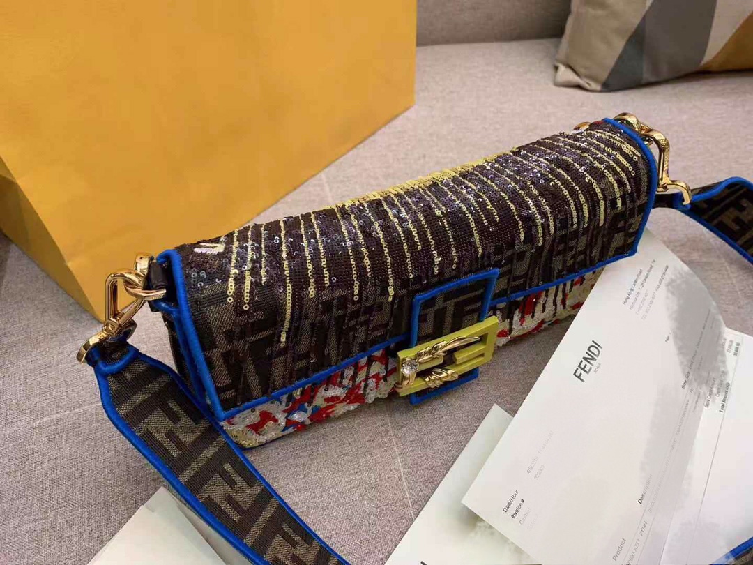 FENDI现货 Baguette 最经典的包款 翻盖设计 内衬配有拉链袋 饰有日落图案缝线刺绣亮片和饰珠 26cm 8012