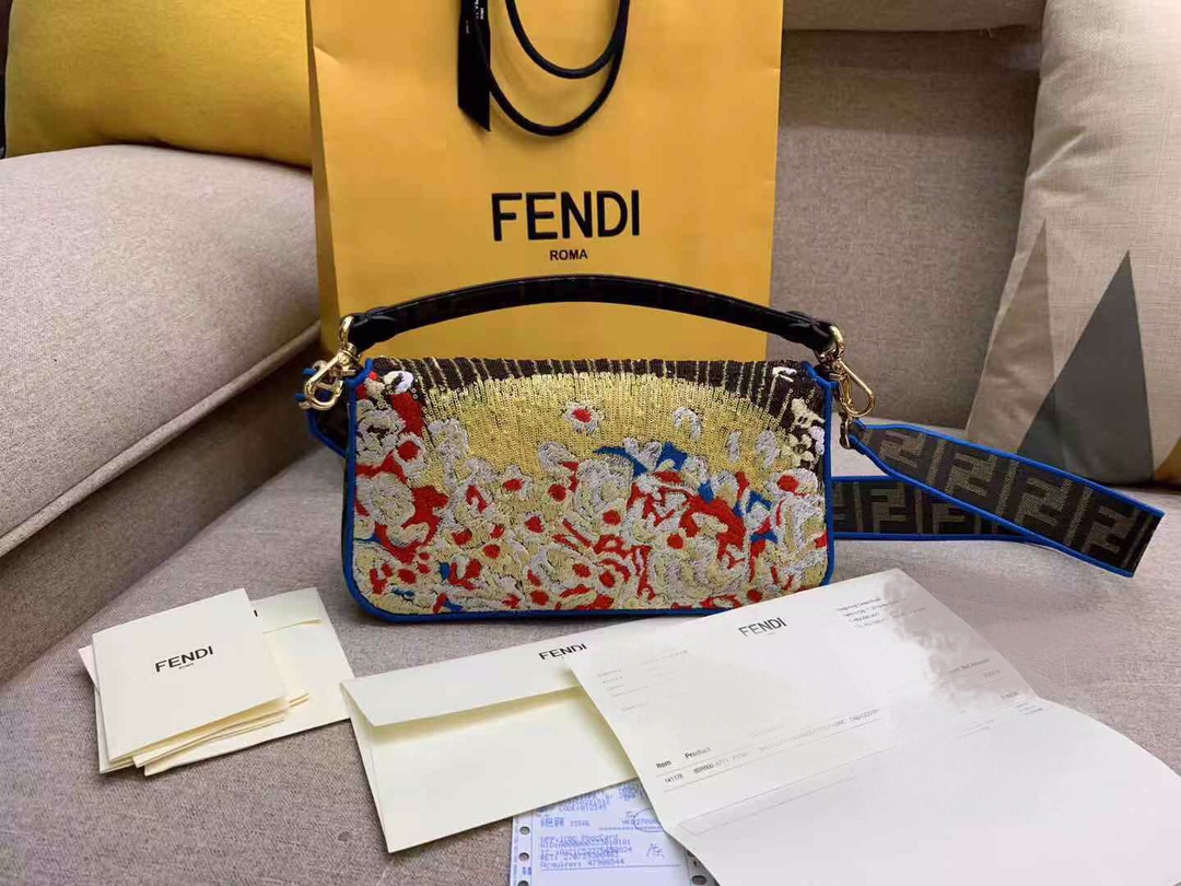FENDI现货 Baguette 最经典的包款 翻盖设计 内衬配有拉链袋 饰有日落图案缝线刺绣亮片和饰珠 26cm 8012