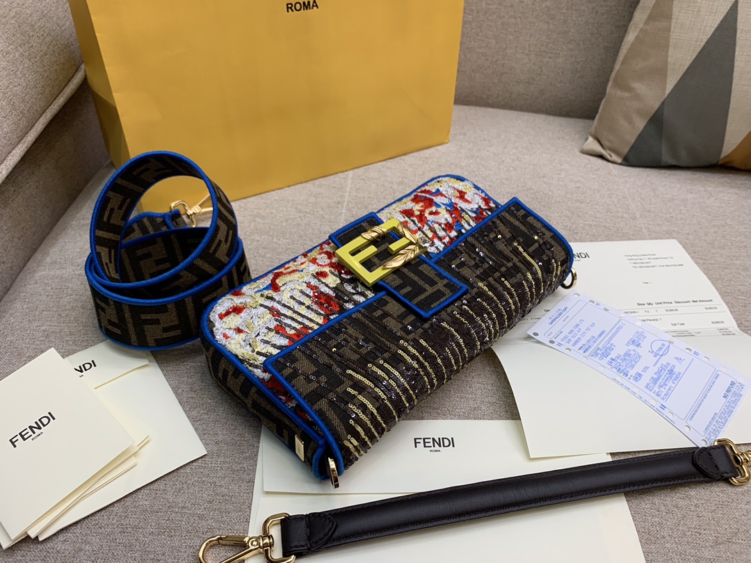FENDI现货 Baguette 最经典的包款 翻盖设计 内衬配有拉链袋 饰有日落图案缝线刺绣亮片和饰珠 26cm 8012