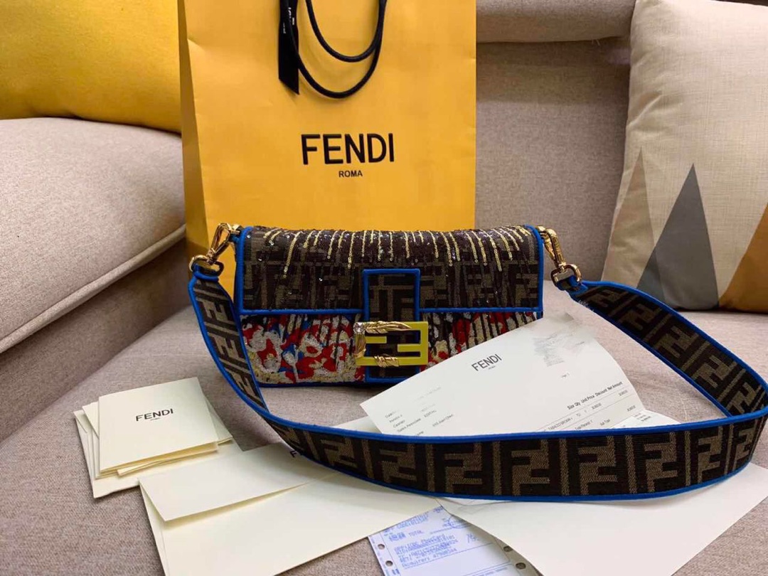 FENDI现货 Baguette 最经典的包款 翻盖设计 内衬配有拉链袋 饰有日落图案缝线刺绣亮片和饰珠 26cm 8012