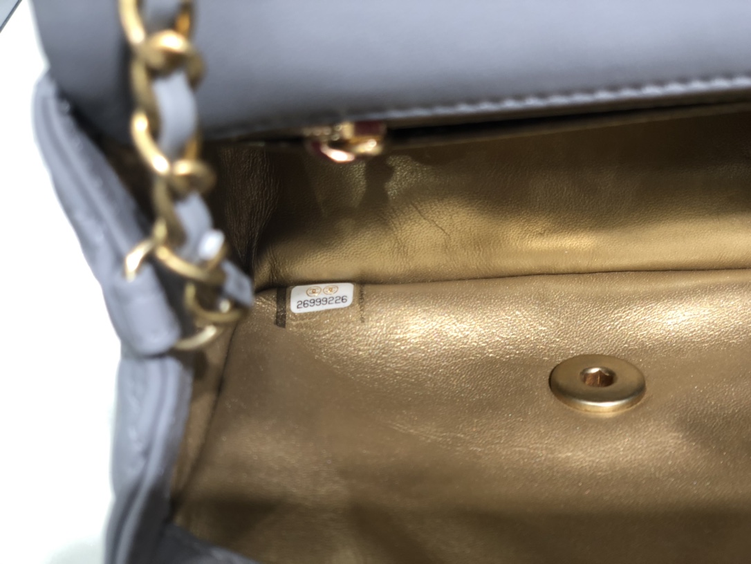 2020～超美金属球方胖子Chanel～尺寸13.18.7cm～保留经典～配上复古五金～超好看～灰色