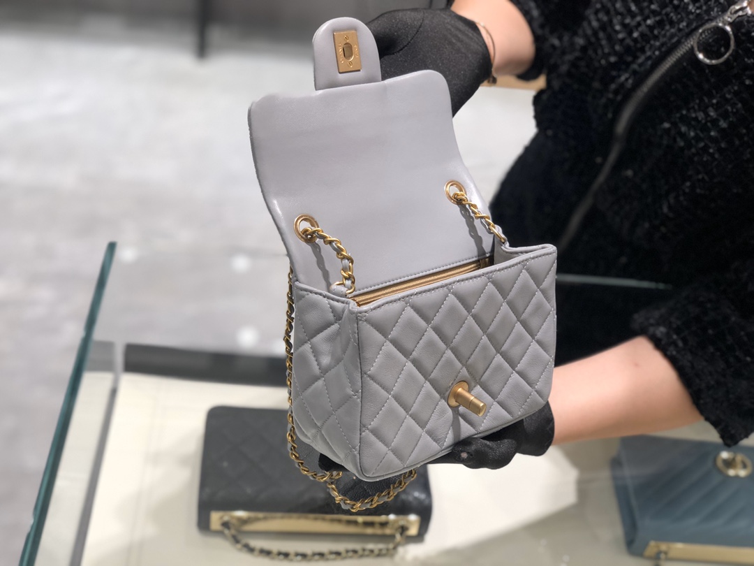 2020～超美金属球方胖子Chanel～尺寸13.18.7cm～保留经典～配上复古五金～超好看～灰色