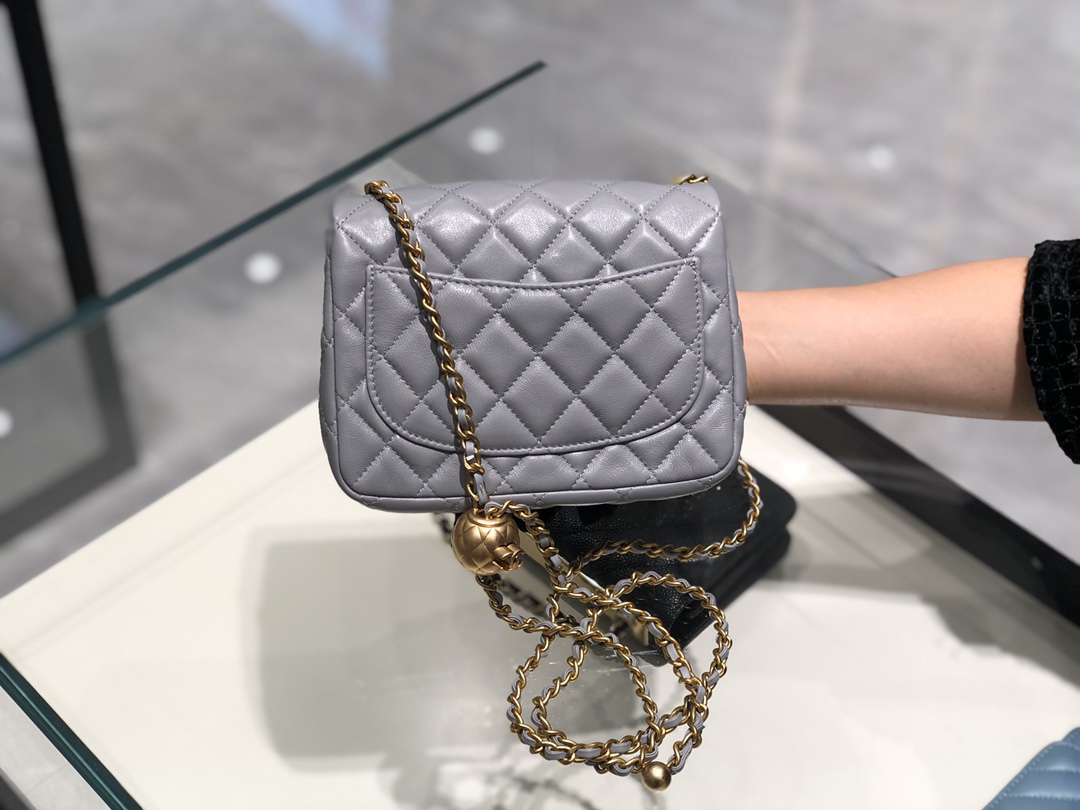 2020～超美金属球方胖子Chanel～尺寸13.18.7cm～保留经典～配上复古五金～超好看～灰色