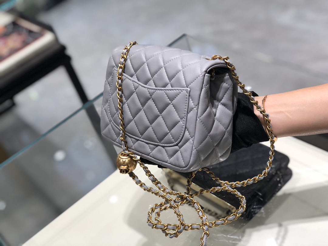 2020～超美金属球方胖子Chanel～尺寸13.18.7cm～保留经典～配上复古五金～超好看～灰色