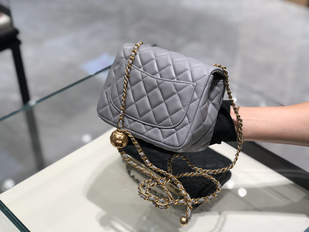 2020～超美金属球方胖子Chanel～尺寸13.18.7cm～保留经典～配上复古五金～超好看～灰色