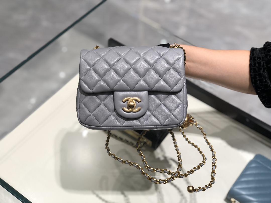 2020～超美金属球方胖子Chanel～尺寸13.18.7cm～保留经典～配上复古五金～超好看～灰色