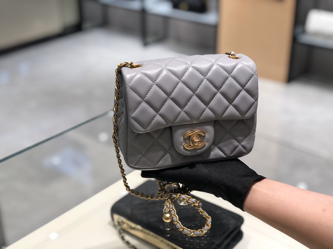 2020～超美金属球方胖子Chanel～尺寸13.18.7cm～保留经典～配上复古五金～超好看～灰色