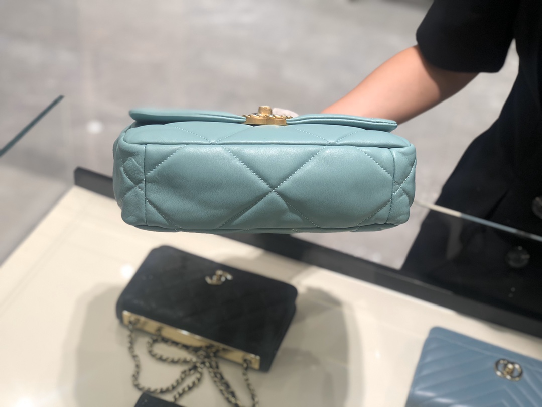 香奈儿香港官网 真品级 法国进口小羊皮Chanel2019秋冬新季系列 宽格纹粗链条翻盖包  16*26*9cm 全套包装 湖水蓝
