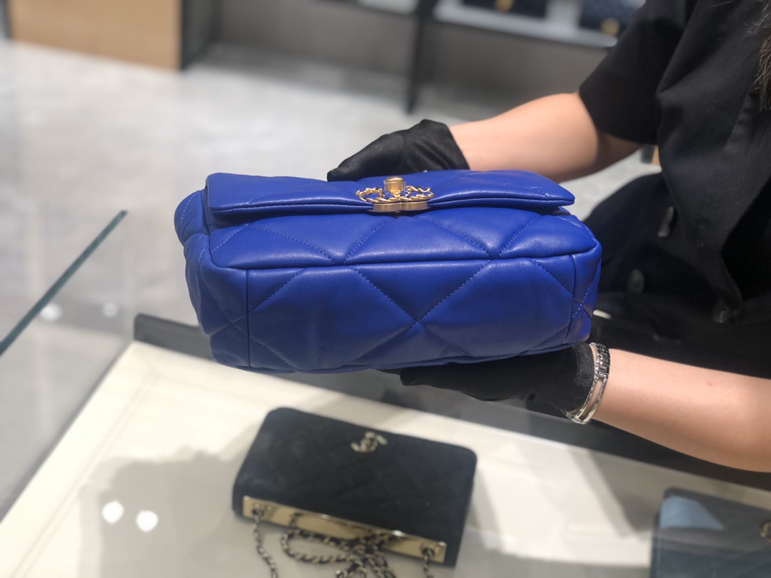 香奈儿香港官网 真品级 法国进口小羊皮Chanel2019秋冬新季系列 宽格纹粗链条翻盖包 16*26*9cm 全套包装 电光蓝