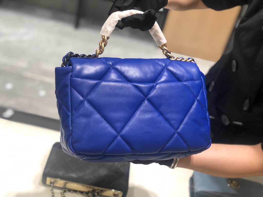香奈儿香港官网 真品级 法国进口小羊皮Chanel2019秋冬新季系列 宽格纹粗链条翻盖包 16*26*9cm 全套包装 电光蓝