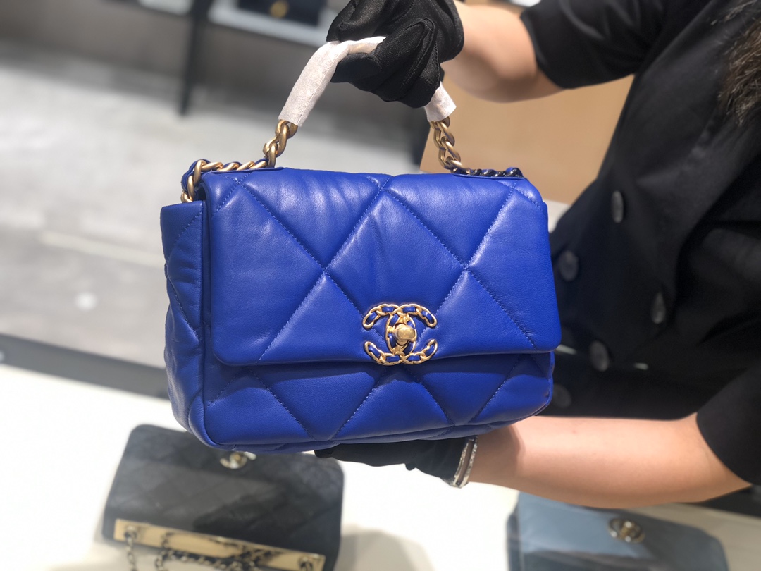 香奈儿香港官网 真品级 法国进口小羊皮Chanel2019秋冬新季系列 宽格纹粗链条翻盖包 16*26*9cm 全套包装 电光蓝