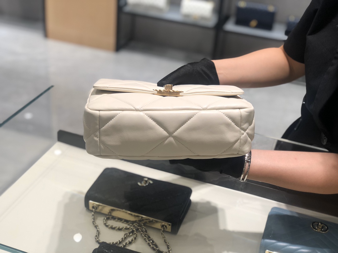 香奈儿香港官网 真品级 法国进口小羊皮Chanel2019秋冬新季系列 宽格纹粗链条翻盖包  16*26*9cm 全套包装 白色