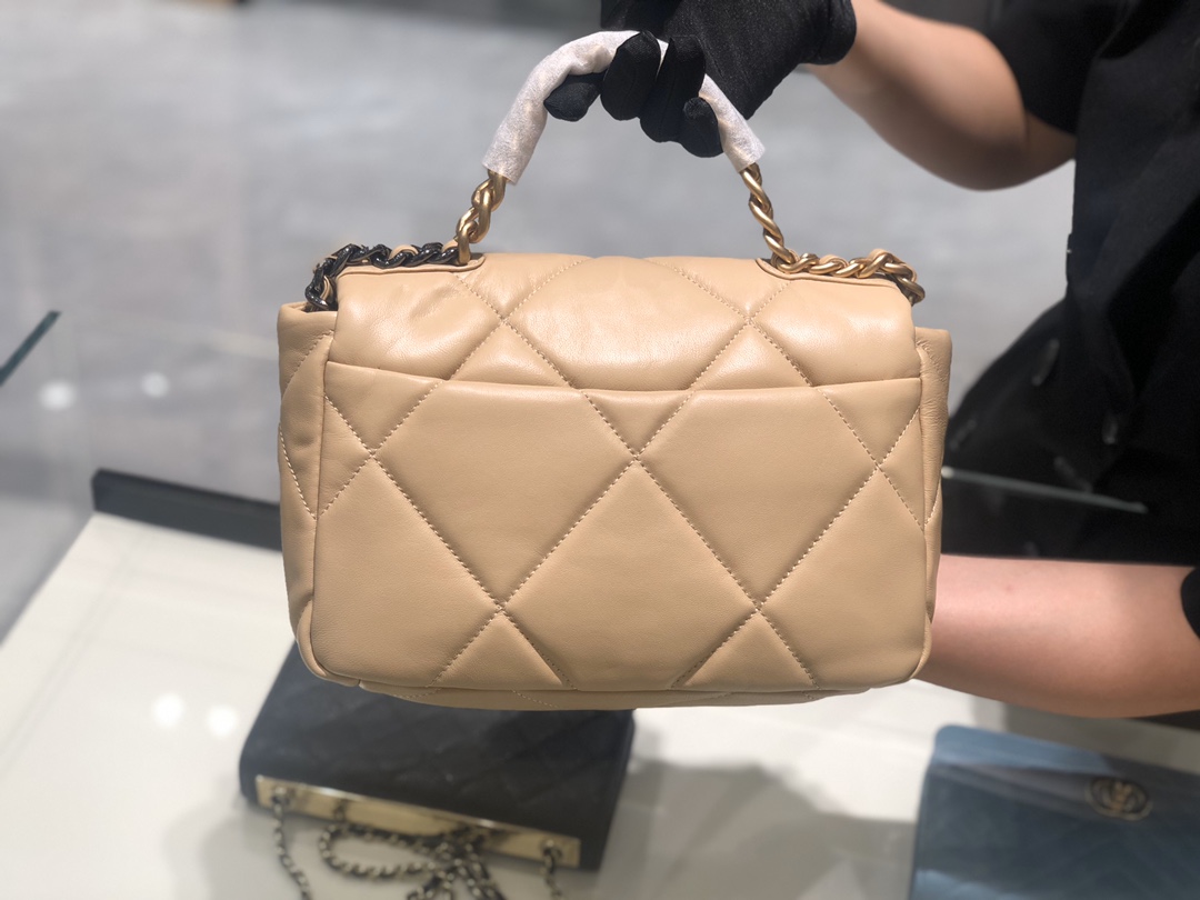 香奈儿香港官网 真品级 法国进口小羊皮Chanel2019秋冬新季系列 宽格纹粗链条翻盖包  16*26*9cm 全套包装杏色