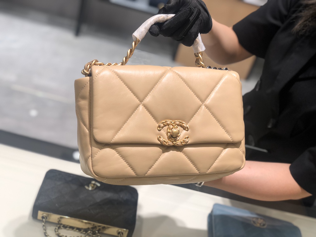 香奈儿香港官网 真品级 法国进口小羊皮Chanel2019秋冬新季系列 宽格纹粗链条翻盖包  16*26*9cm 全套包装杏色