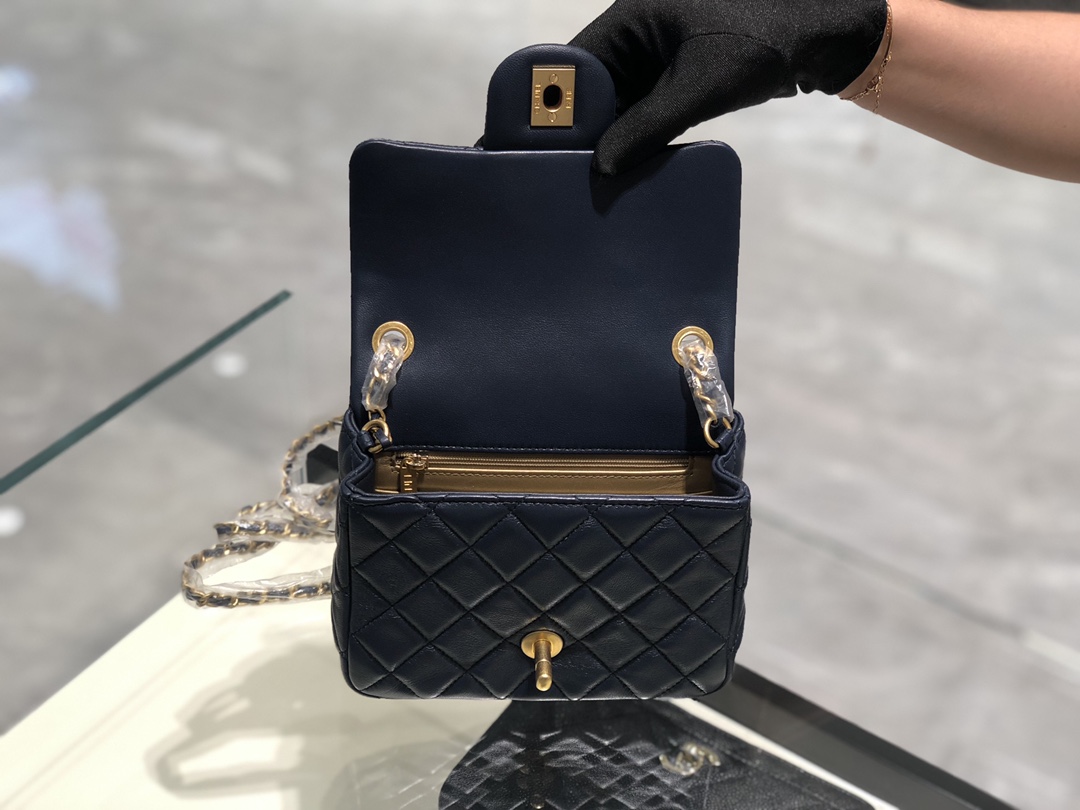 2020～超美金属球方胖子Chanel～尺寸13.18.7cm～保留经典～配上复古五金～超好看～宝石蓝
