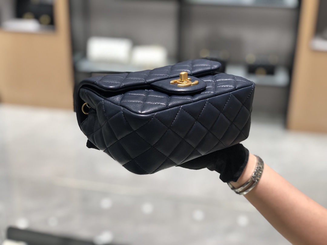 2020～超美金属球方胖子Chanel～尺寸13.18.7cm～保留经典～配上复古五金～超好看～宝石蓝