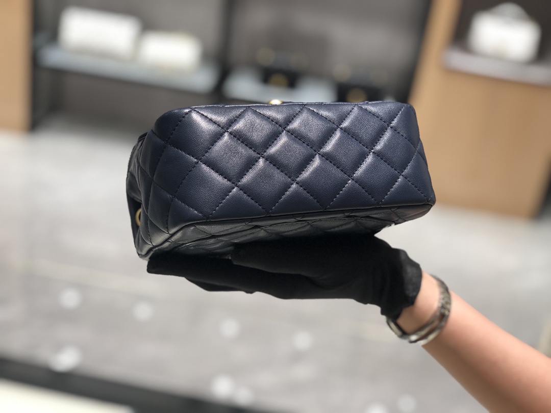 2020～超美金属球方胖子Chanel～尺寸13.18.7cm～保留经典～配上复古五金～超好看～宝石蓝