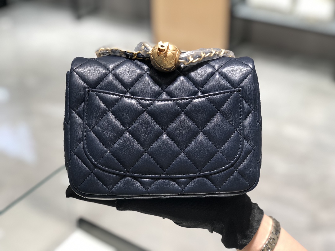 2020～超美金属球方胖子Chanel～尺寸13.18.7cm～保留经典～配上复古五金～超好看～宝石蓝