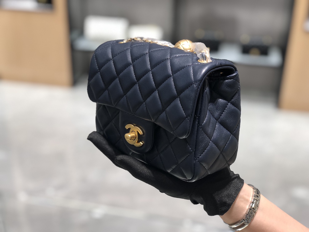 2020～超美金属球方胖子Chanel～尺寸13.18.7cm～保留经典～配上复古五金～超好看～宝石蓝