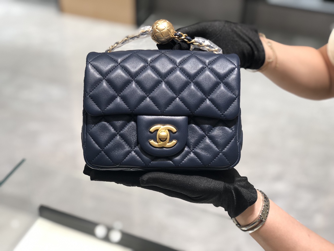 2020～超美金属球方胖子Chanel～尺寸13.18.7cm～保留经典～配上复古五金～超好看～宝石蓝