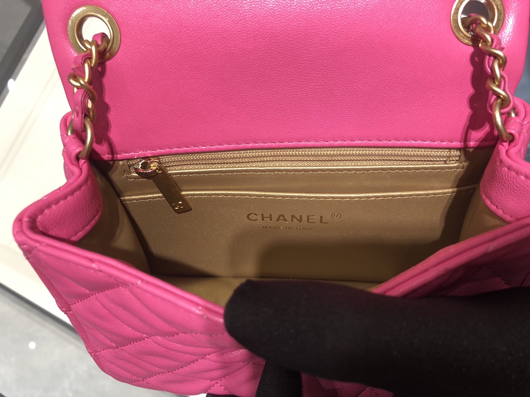 香奈儿包包批发 超美金属球方胖子Chanel～尺寸13.18.7cm～保留经典～配上复古五金～超好看～玫粉色