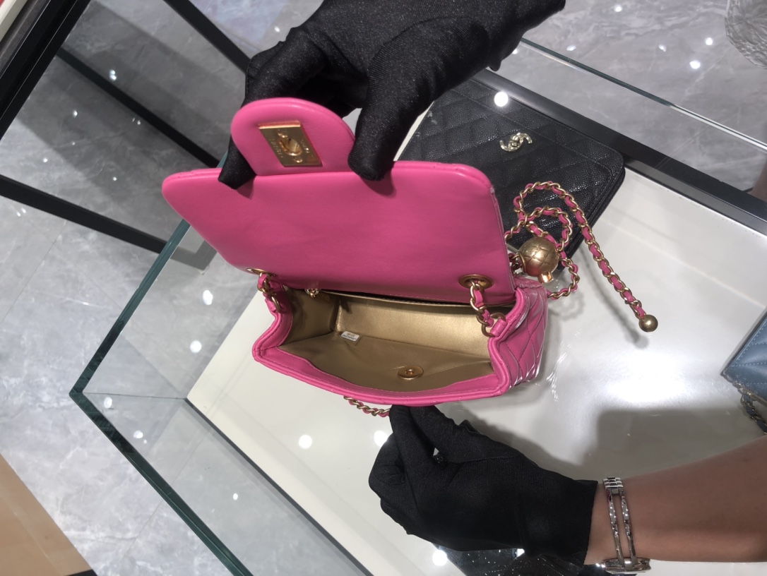 香奈儿包包批发 超美金属球方胖子Chanel～尺寸13.18.7cm～保留经典～配上复古五金～超好看～玫粉色