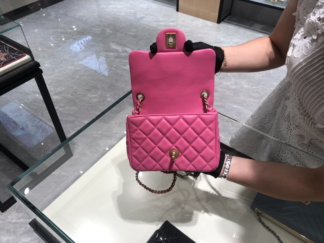香奈儿包包批发 超美金属球方胖子Chanel～尺寸13.18.7cm～保留经典～配上复古五金～超好看～玫粉色