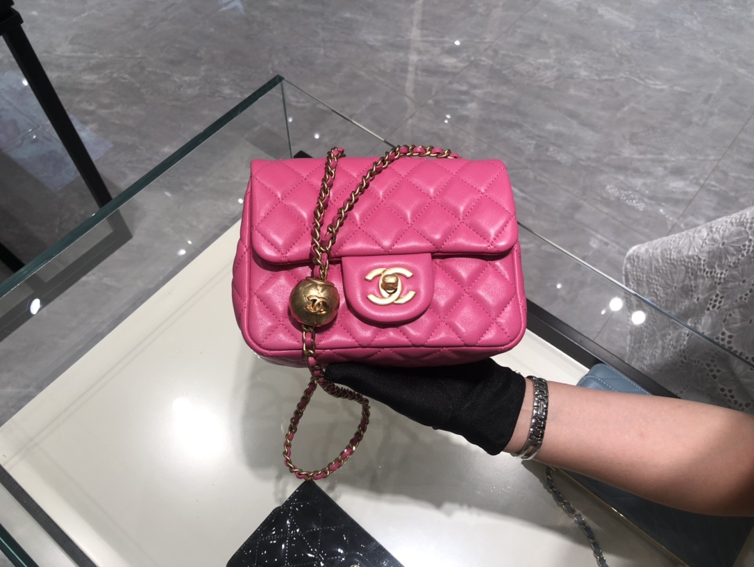 香奈儿包包批发 超美金属球方胖子Chanel～尺寸13.18.7cm～保留经典～配上复古五金～超好看～玫粉色
