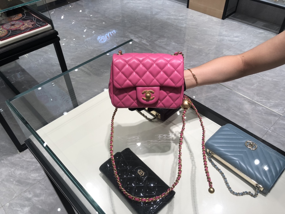 香奈儿包包批发 超美金属球方胖子Chanel～尺寸13.18.7cm～保留经典～配上复古五金～超好看～玫粉色
