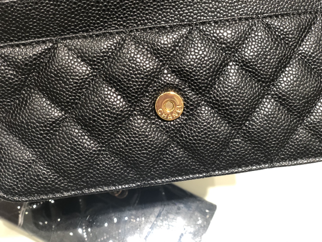 Chanel中国官网 《Woc 发财包》新款磁铁扣～代购版本19cm～原厂进口皮～鱼子酱～黑色