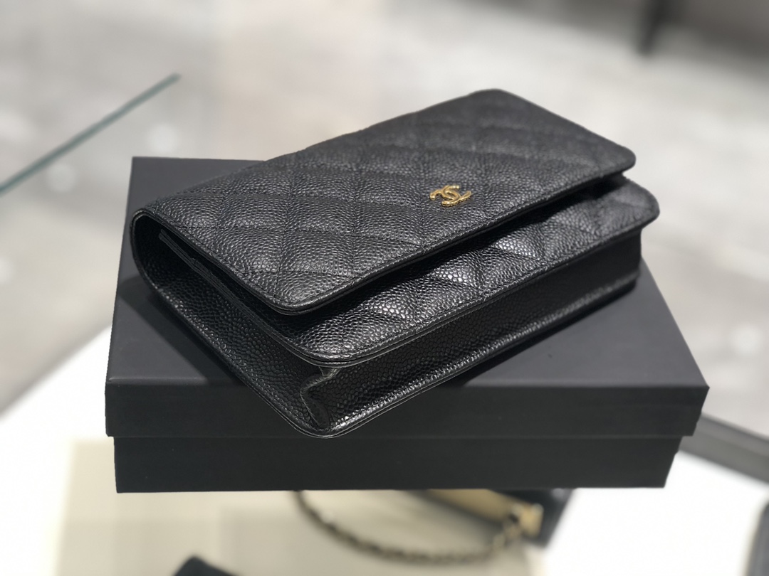Chanel中国官网 《Woc 发财包》新款磁铁扣～代购版本19cm～原厂进口皮～鱼子酱～黑色