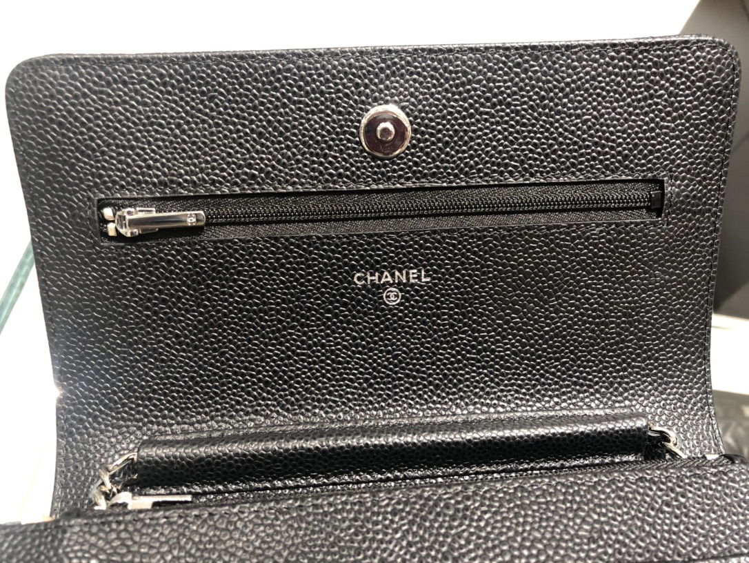 Chanel中国官网 《Woc 发财包》新款磁铁扣～代购版本19cm～原厂进口皮～鱼子酱～黑色