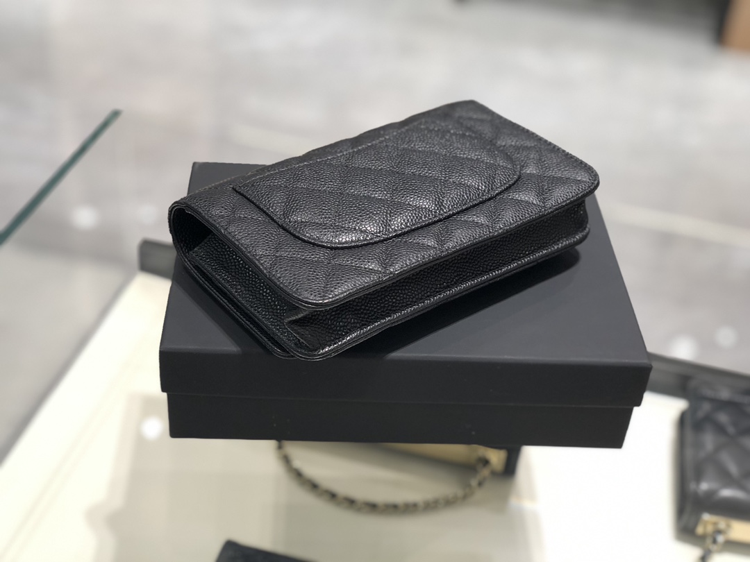 Chanel中国官网 《Woc 发财包》新款磁铁扣～代购版本19cm～原厂进口皮～鱼子酱～黑色