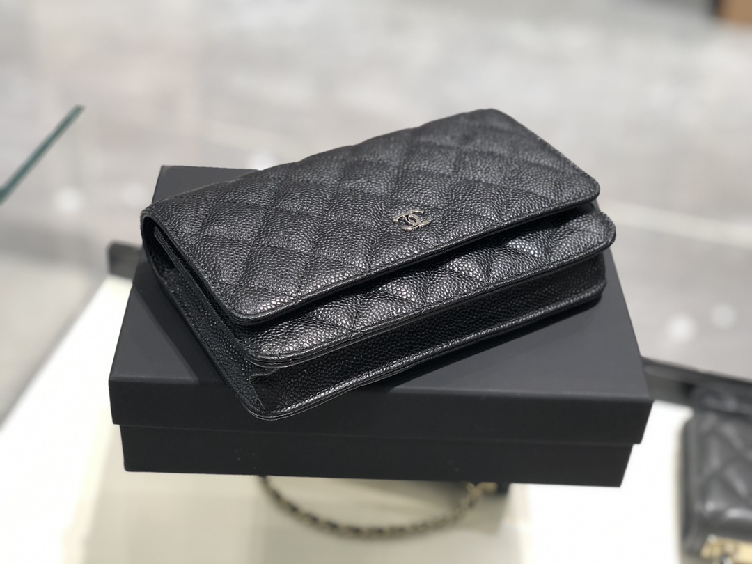 Chanel中国官网 《Woc 发财包》新款磁铁扣～代购版本19cm～原厂进口皮～鱼子酱～黑色
